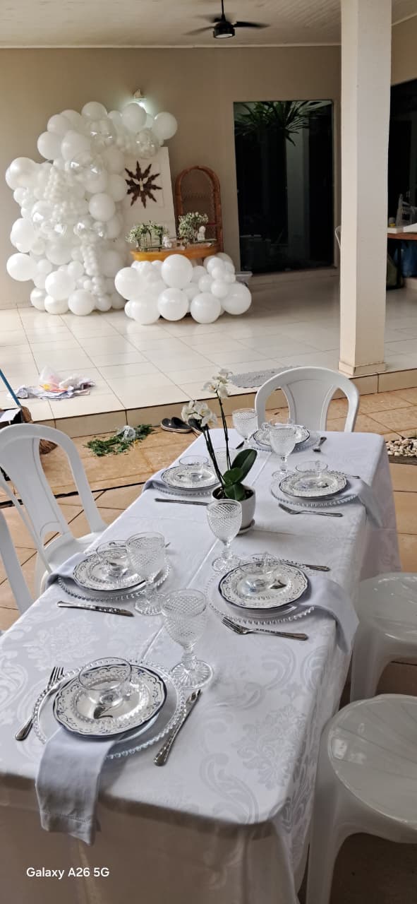 Mesa de evento montada com louças e taças