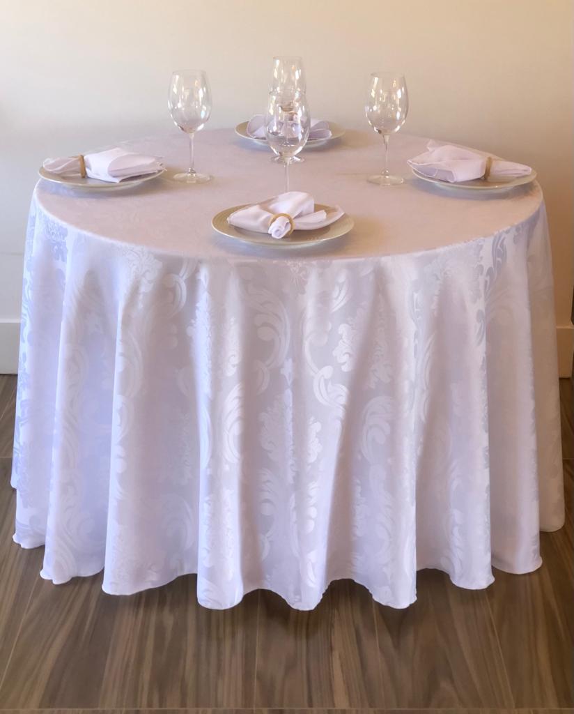 Mesa redonda com toalha branca Jacquard