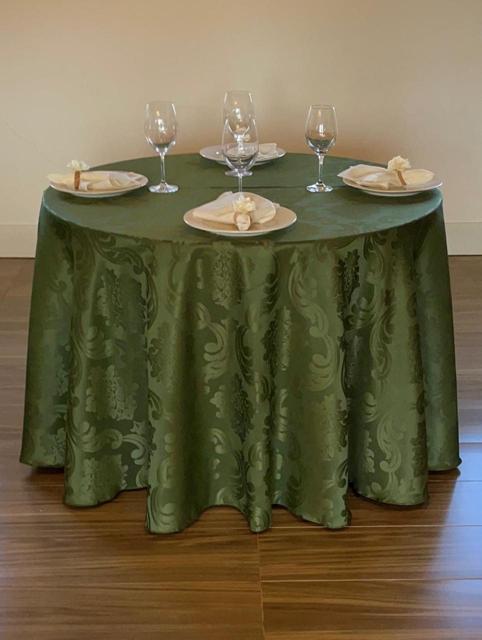 Mesa redonda com toalha verde Jacquard
