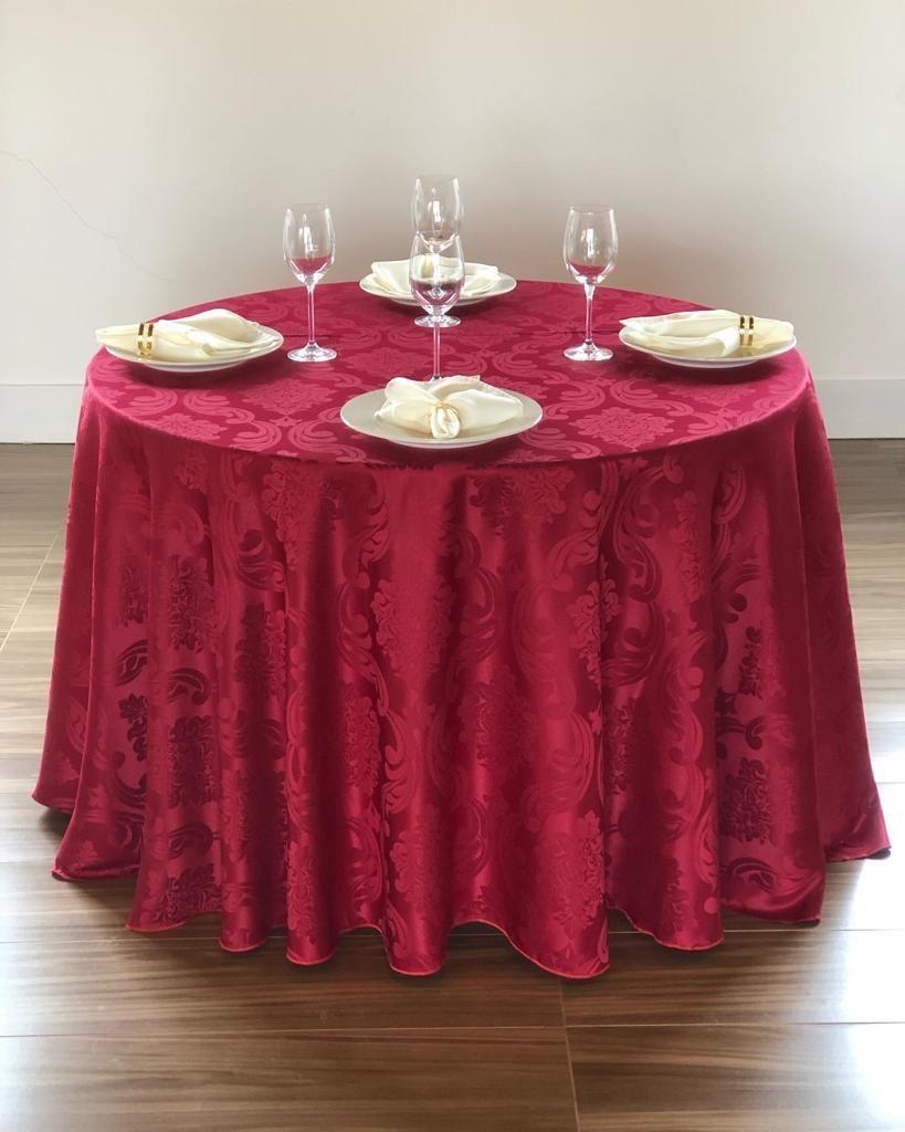 Mesa redonda com toalha vermelha Jacquard